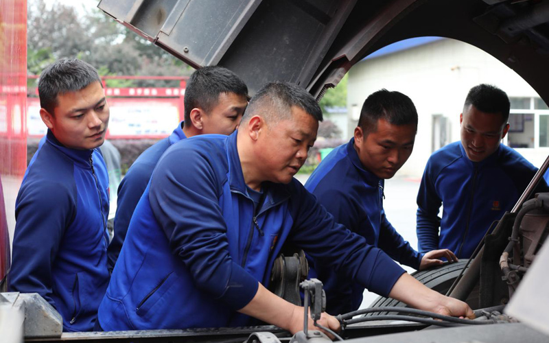 操理想（中）為裝備技師講解消防車線路檢修。王濤攝