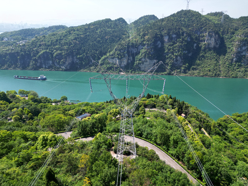 葛軍線跨越長江主航道。張寰宇攝
