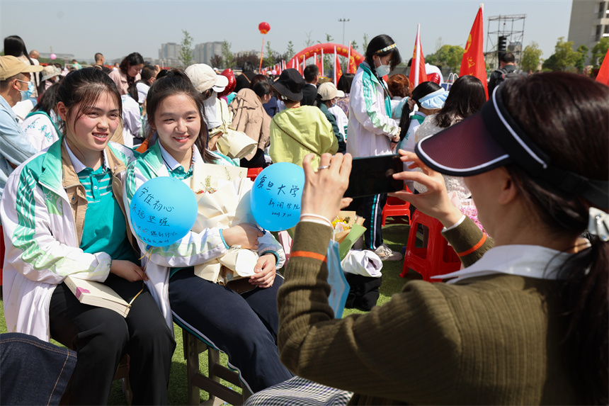家長為孩子拍照留念。