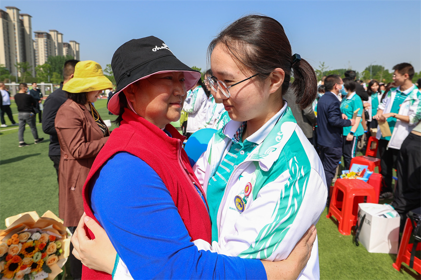 家長(zhǎng)與孩子擁抱。 