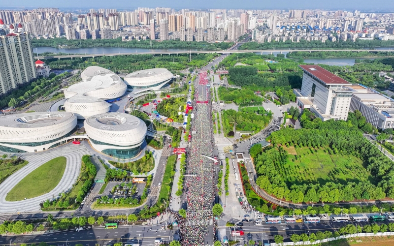 “2023孝感馬拉松”在孝感市文化中心鳴槍起跑。2023孝感馬拉松組委會(huì)供圖