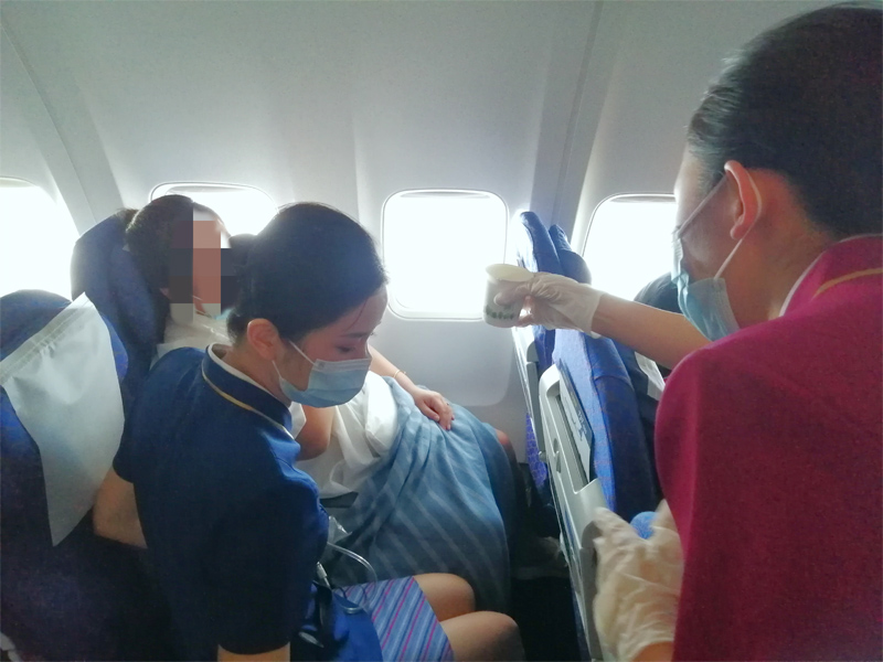 乘務組照料劉女士。南航湖北分公司供圖