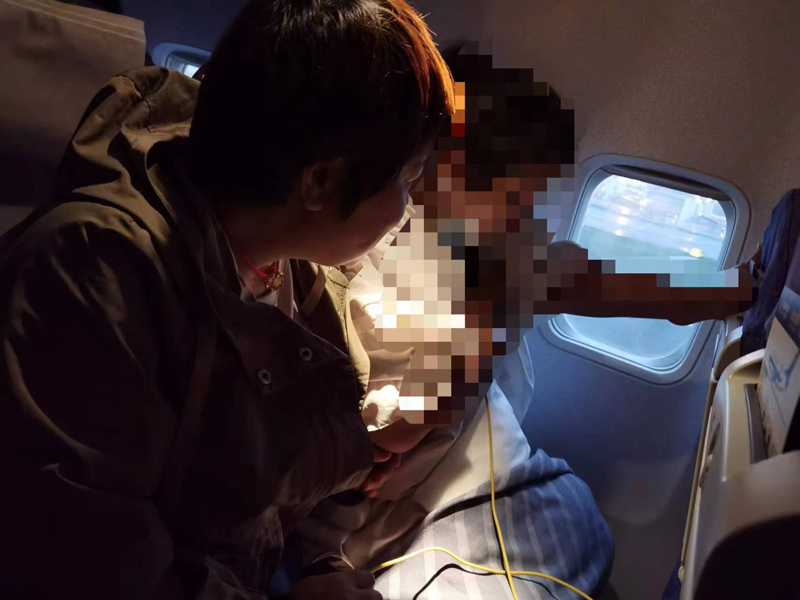 沈三英守在劉女士身旁。南航湖北分公司供圖