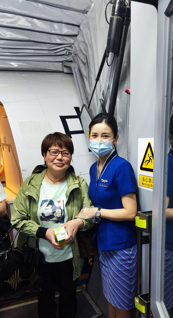 沈三英與南航乘務員合照。南航湖北分公司供圖