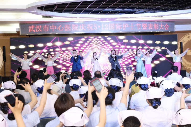 護(hù)理人員用精心編排的歌舞、音詩畫等節(jié)目慶祝即將到來的國際護(hù)士節(jié)。