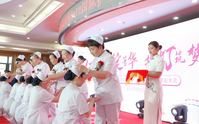 大會舉行了莊嚴(yán)的授帽宣誓儀式,護(hù)理前輩為年輕護(hù)士戴上圣潔的燕尾帽。