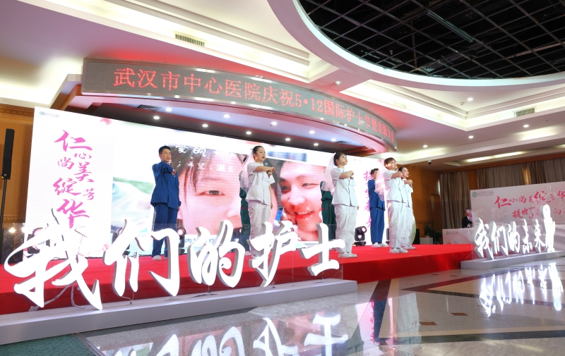 4個“雙護家庭”的護理人員在臺上傾情演唱歌曲《和你一樣》。