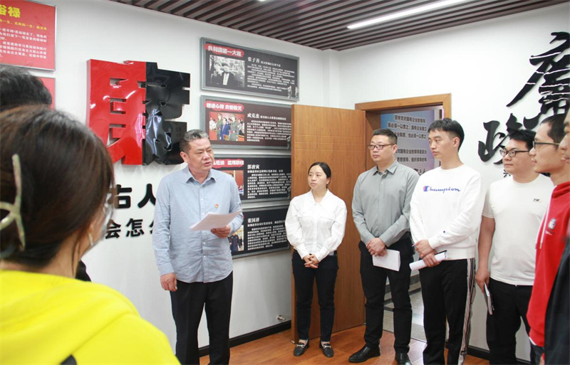 青年員工們在廉政文化室內(nèi)接受廉政教育。