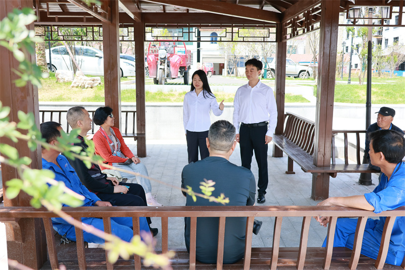 青年員工到農(nóng)村或到零售戶宣講二十大的場面。