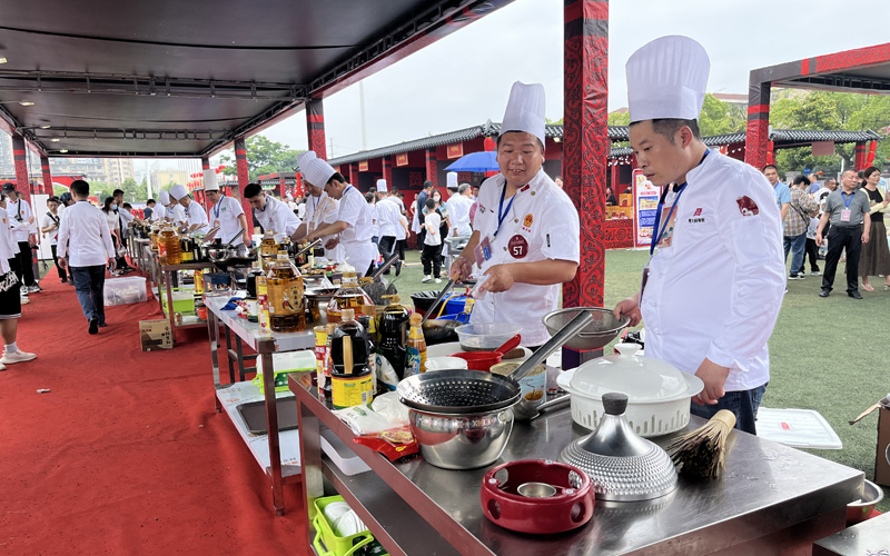 2023年湖北省楚大廚爭(zhēng)霸賽暨湖北鄉(xiāng)村工匠(小龍蝦烹飪)職業(yè)技能大賽現(xiàn)場(chǎng)