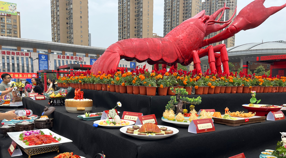 貨輪靠泊在黃驊港綜合港區(qū)集裝箱碼頭作業(yè)
堅(jiān)持向海發(fā)展 建設(shè)現(xiàn)代化沿海經(jīng)濟(jì)強(qiáng)市