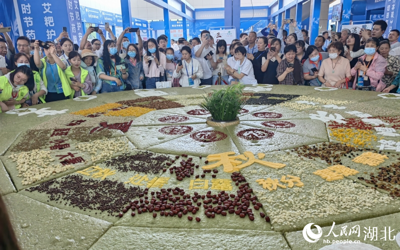 蘄春千人品嘗艾粑民俗活動(dòng)。人民網(wǎng)記者 郭婷婷攝