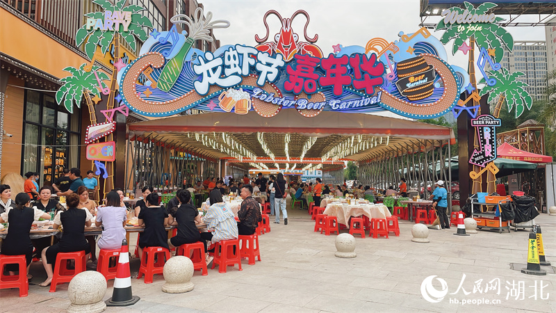 龍蝦城中大快朵頤的食客。人民網(wǎng)記者 周恬攝