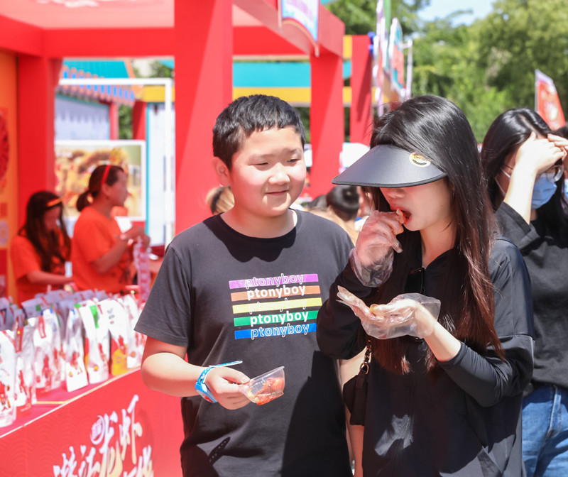 首屆潛江龍蝦武漢吃購嘉年華活動中，龍蝦菜品吸引眾多食客試吃。潛江宣傳部供圖
