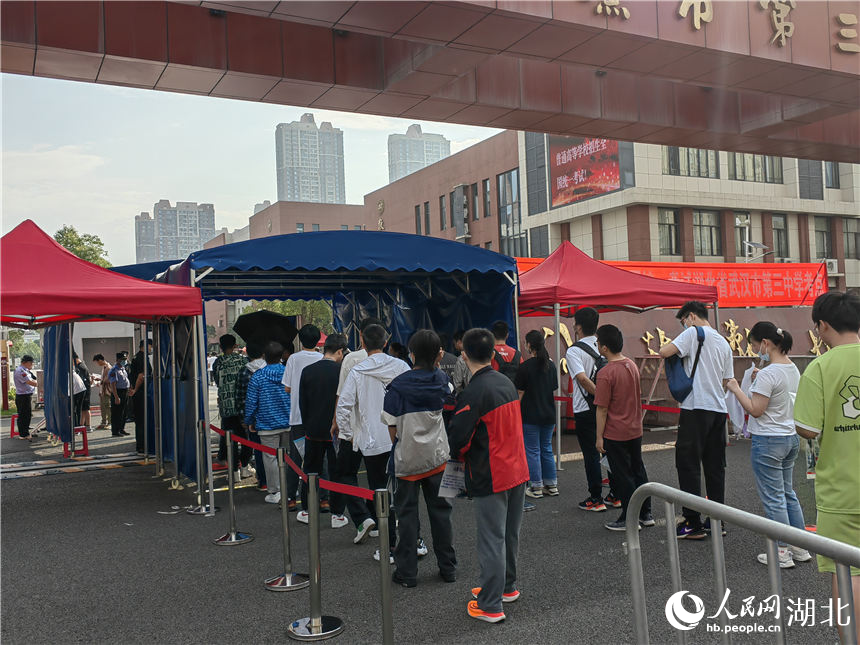武漢市第三中學考點，考生集中進入考場。人民網(wǎng)記者 郭婷婷攝