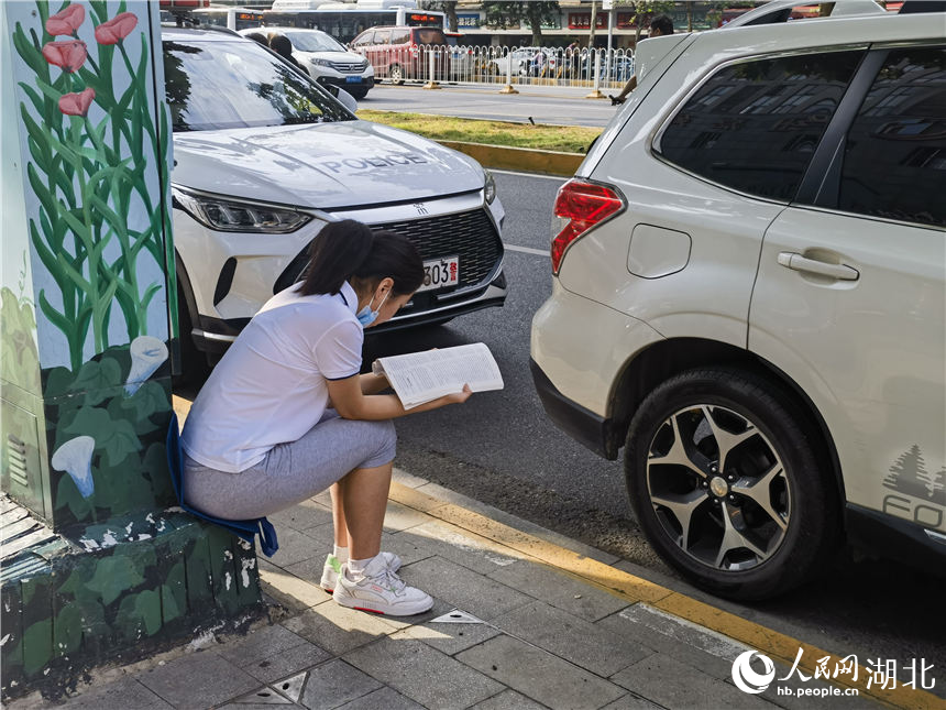 在武漢市第二十六中學(xué)考點(diǎn)，考生爭分奪秒復(fù)習(xí)。人民網(wǎng)記者 周雯攝