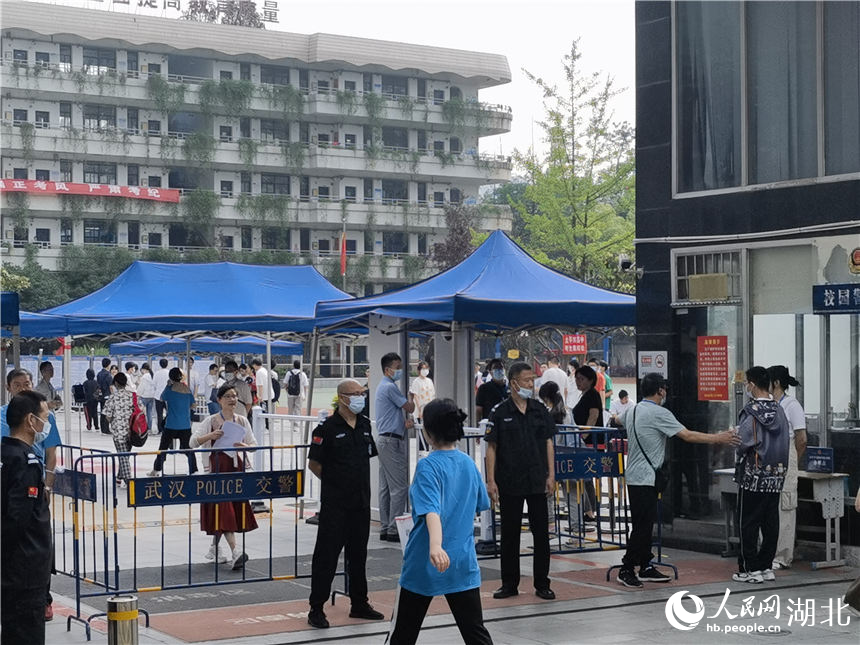 在武漢市第二十六中學(xué)考點(diǎn)，考生有序進(jìn)入考場(chǎng)。人民網(wǎng)記者 周雯攝