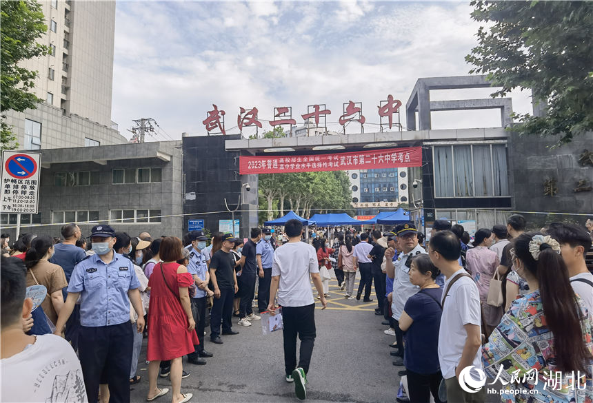 在武漢市第二十六中學考點，考生有序進入考場。人民網(wǎng)記者 周雯攝