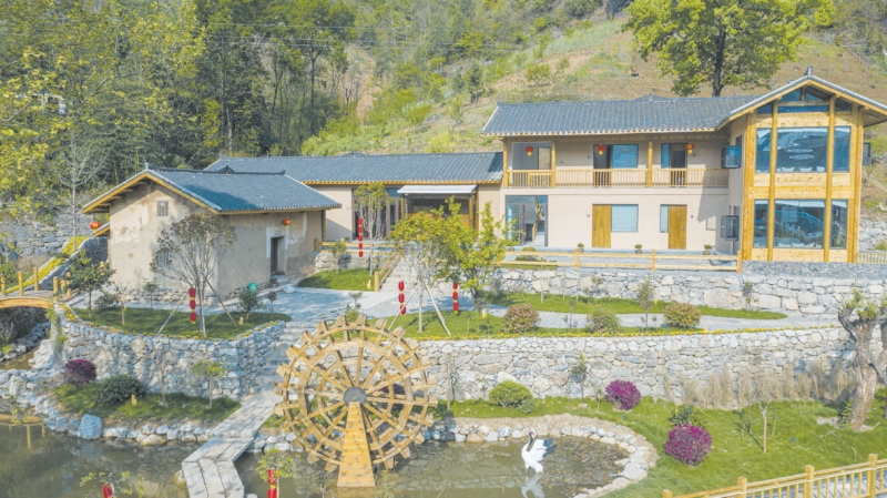 鄖西縣關(guān)防鄉(xiāng)沙溝村高“顏值”民居“扮靚”美麗鄉(xiāng)村。 鄖宣文攝