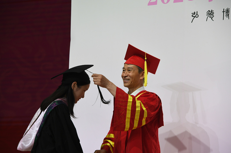 校長給畢業(yè)生撥穗。
