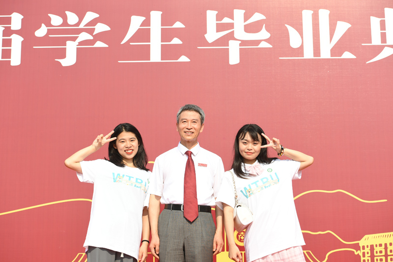 校長與畢業(yè)生合影。