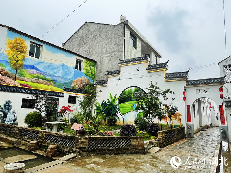 湖北省武穴市大金鎮(zhèn)蘇垴社區(qū)宋煜垸充滿鄉(xiāng)愁古韻的巷陌。人民網(wǎng)記者 周恬攝