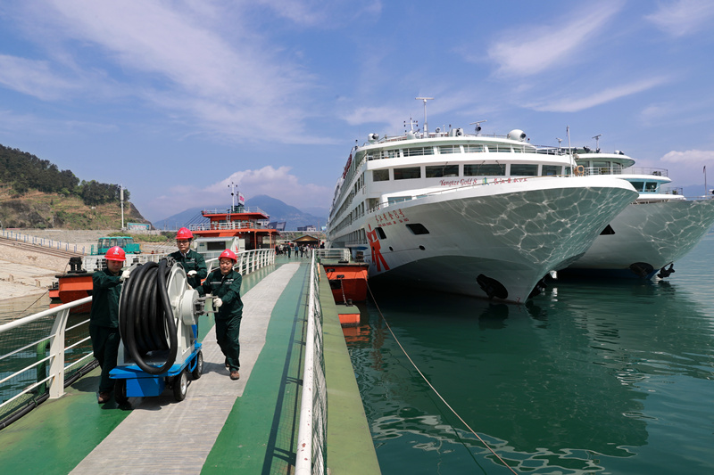岸電服務(wù)人員為停靠游輪接通岸電。雷勇攝