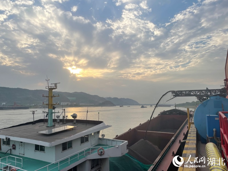 在田家鎮(zhèn)港區(qū)馬口工業(yè)園區(qū)綜合碼頭，廊道由工廠延伸至碼頭，石料直送上船，全程無(wú)揚(yáng)塵。人民網(wǎng)記者 周恬攝