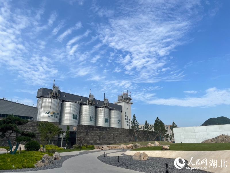 民本集團(tuán)堅(jiān)持走綠色發(fā)展之路，打造花園式工廠。人民網(wǎng)記者 周恬攝