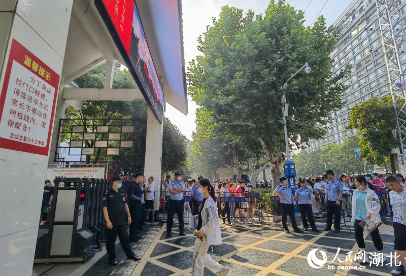 武漢市第六十三中學(xué)考點(diǎn)，考生有序進(jìn)入考場(chǎng)。人民網(wǎng)記者 周雯攝