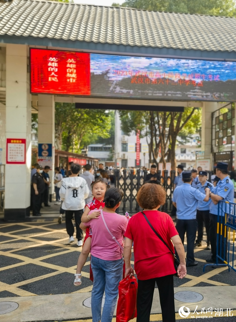 送考的妹妹看到哥哥進(jìn)入考場(chǎng)，舍不得的哭了起來(lái)。人民網(wǎng)記者 周雯攝
