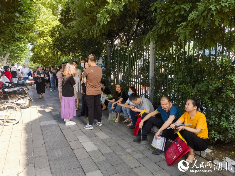 考點外，家長耐心等待著。人民網(wǎng)記者 周雯攝