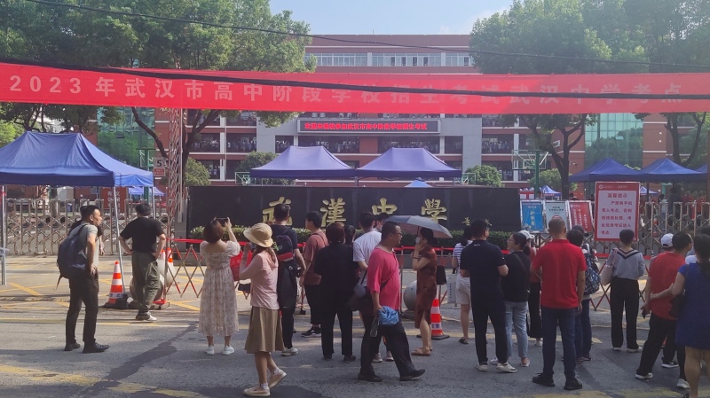 武漢中學(xué)考點外。柳絮攝