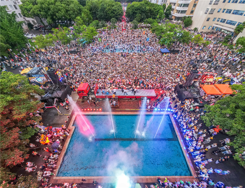 畢業(yè)巡游歌會(huì)。周仁杰攝