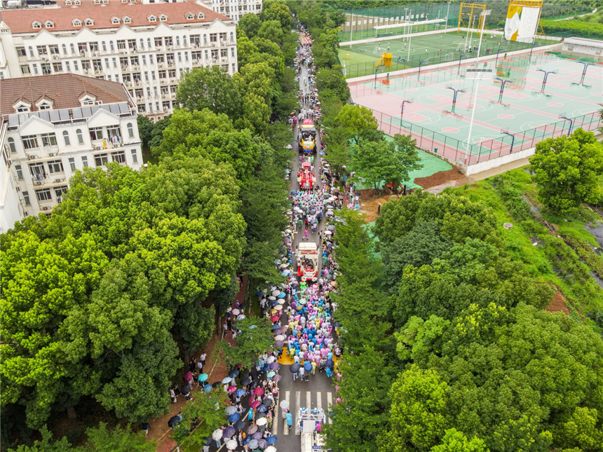 車隊排起了長龍。周仁杰攝