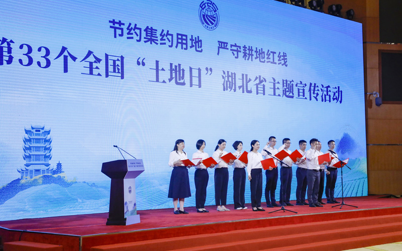 2湖北省自然資源系統(tǒng)代表發(fā)出倡議。鄒鍇攝