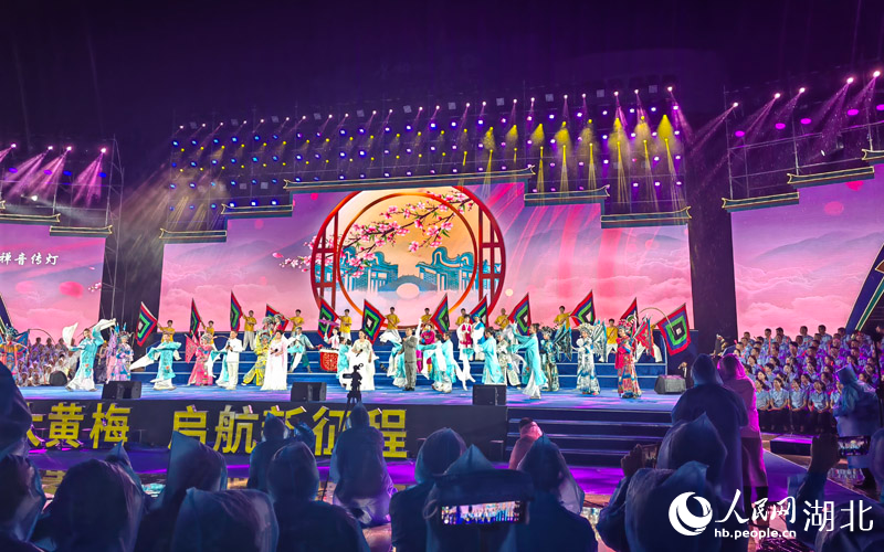 湖北黃梅，千人共唱黃梅戲。人民網(wǎng)記者 郭婷婷攝
