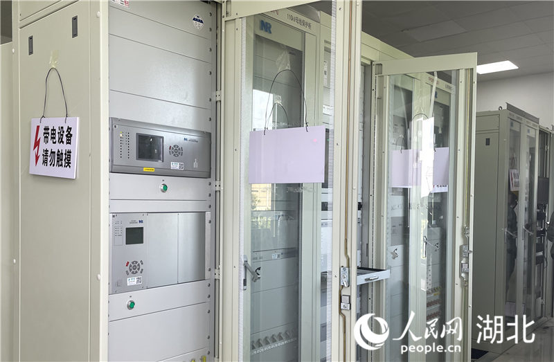 110千伏塔西路變電站主控室內(nèi)，設(shè)備等待投產(chǎn)前的調(diào)試。人民網(wǎng)記者 周恬攝