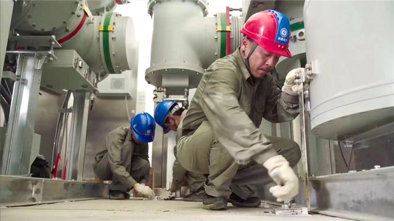 端午節(jié)期間，國(guó)網(wǎng)武漢供電公司華源電力有限公司變電工程部副主任陳世雄帶領(lǐng)施工人員在110千伏塔西路變電站進(jìn)行設(shè)備安裝。國(guó)網(wǎng)武漢供電公司供圖