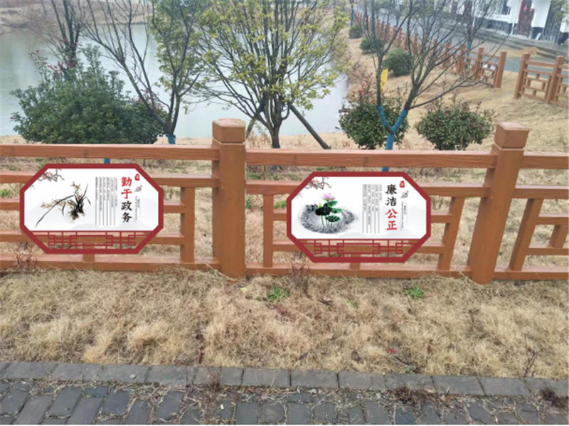 白塘村水塘圍欄文化宣傳和村民手冊、村規(guī)民約。劉鄭哲攝