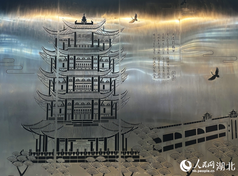 在華工科技激光科技館，用激光不到10分鐘便可在一面約20平方米的墻上雕琢出一座黃鶴樓。人民網(wǎng)記者 張沛攝