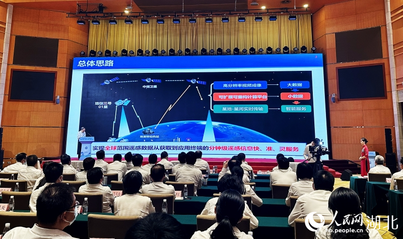 李德仁院士正在介紹“珞珈三號01星”情況。人民網(wǎng)記者 張沛攝