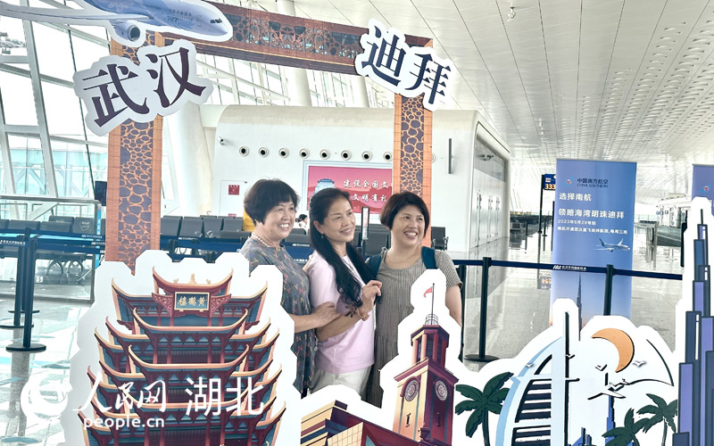 出發(fā)前，旅客在候機廳合影。人民網(wǎng)記者 張沛攝