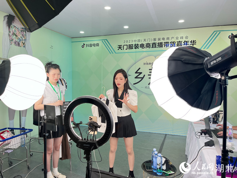 直播間主播正在向網(wǎng)友展示衣服。人民網(wǎng)記者 張雋攝
