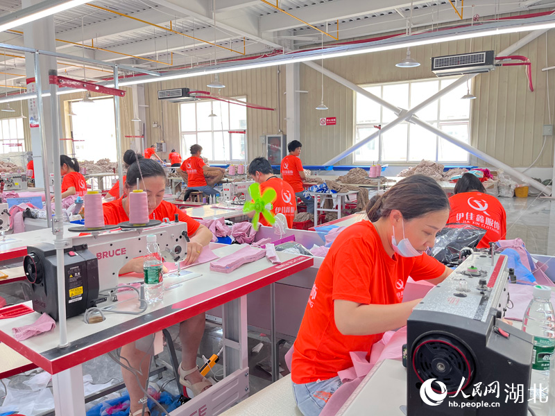 國(guó)投產(chǎn)業(yè)園里一片繁忙。人民網(wǎng)記者 張雋攝