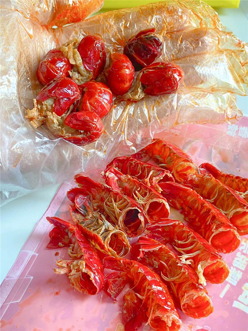 小皮同學(xué)向記者展示一嗦脫殼的周黑鴨小龍蝦蝦球。受訪者供圖 