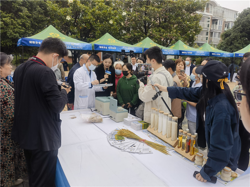 愛糧節(jié)糧宣傳進社區(qū)。