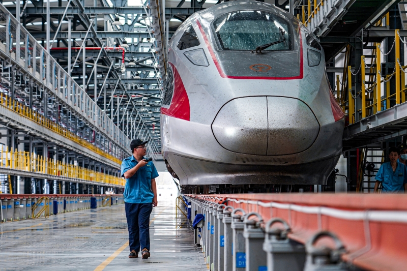 動車組機械師正在對“復興號”車頭防護罩進行檢查。鄒政攝