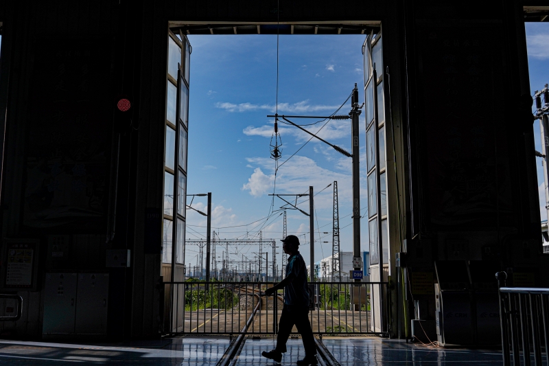 動(dòng)車組機(jī)械師在對列車進(jìn)行檢修。鄒政攝