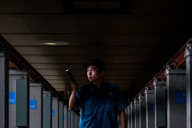 動(dòng)車(chē)組機(jī)械師在地溝對(duì)動(dòng)車(chē)組底板部件進(jìn)行檢查。鄒政攝